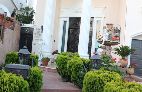Wilshire Montana House | Entire 2nd Flr-Santa Monica Luxury Roman Villa Suite