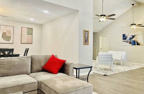Quail Valley House | Entire 3 bedroom 2.5 baths Spacious and Stylish Home in the Heart of Houston