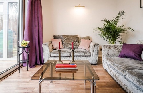 Ashford House | Entire 4-Bedroom Home Surrey