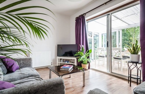 Ashford House | Entire 4-Bedroom Home Surrey