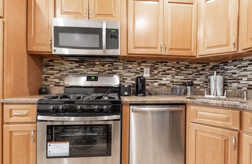 Communipaw House | Entire Brownstone Duplex 3 BR/2 Bath 15 minutes to NYC