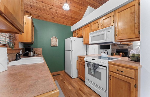 Branson West Cabin | Entire Cabin - Sunroom - Resort Amenities - Near Silver Dollar City