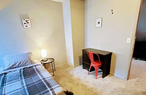 Omaha House | Entire Classy 1King1F2T + Fenced Yard