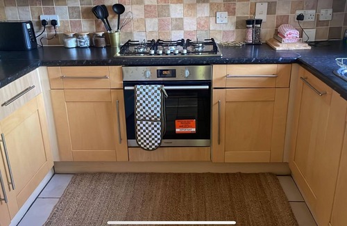 Singlewell House | Entire Cosy 3-bedroom house in Gravesend with WiFi and free private parking.