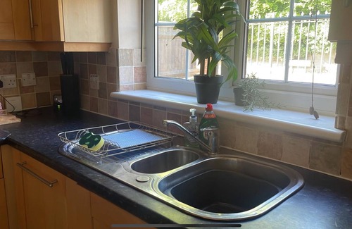 Singlewell House | Entire Cosy 3-bedroom house in Gravesend with WiFi and free private parking.