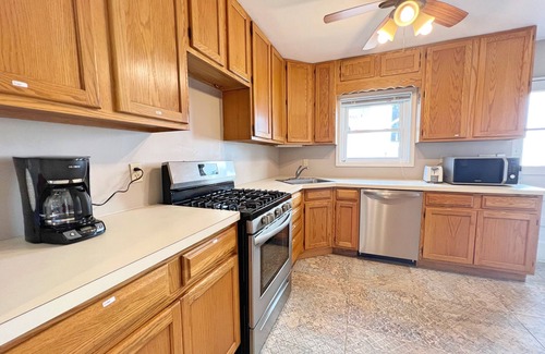 Arlington House | Entire Cozy 3 bedrooms Single Bungalow House in Arlington Near DC
