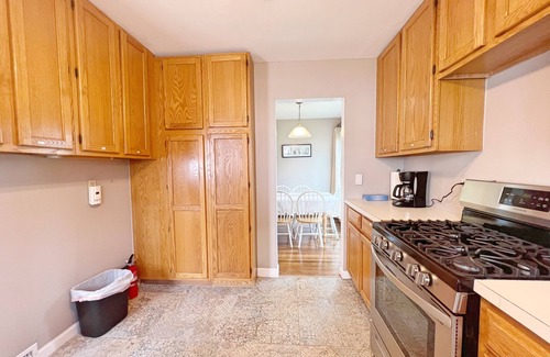 Arlington House | Entire Cozy 3 bedrooms Single Bungalow House in Arlington Near DC