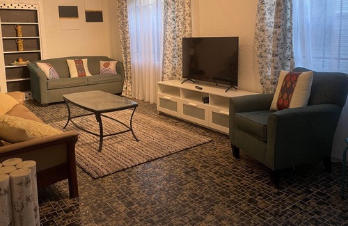 Jacksonville House | Entire Cozy home/sleeps 5/near downtown