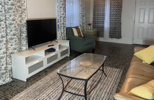 Jacksonville House | Entire Cozy home/sleeps 5/near downtown