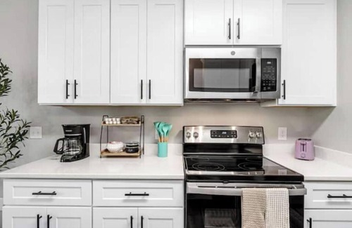 Taylors House | Entire Duplex 6 King Beds Near Greenville