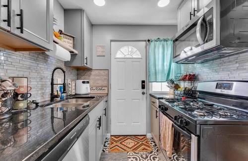 Brooklyn House | Entire Duplex|Great For Large Group|Spacious and Updated Design
