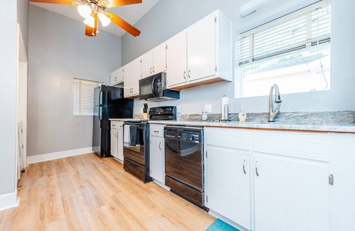 Macon House | Entire Duplex-Sleeps 19 Perfect for Large Groups