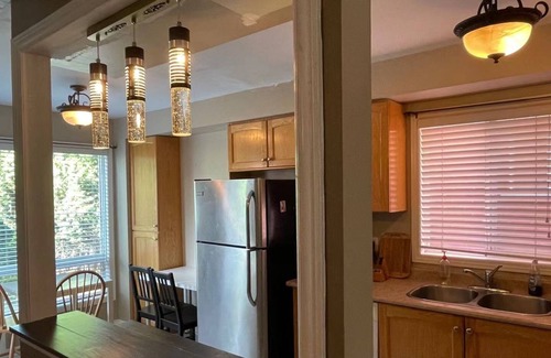 Burlington House | Entire End Townhouse Nearly Lake and Shopping Center with Large Deck and BBQ