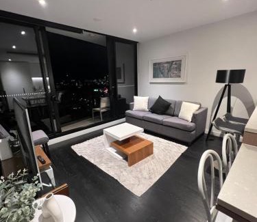 Fortitude Valley Apartment | Entire flat w infinity pool and 5m walk to Fort Valley station