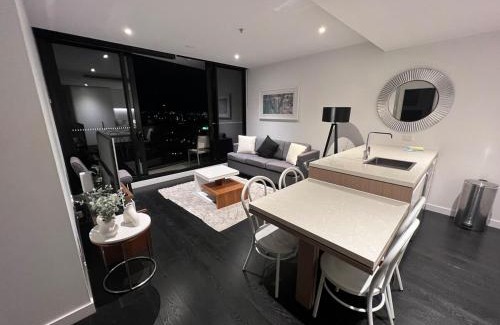 Fortitude Valley Apartment | Entire flat w infinity pool and 5m walk to Fort Valley station