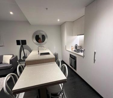 Fortitude Valley Apartment | Entire flat w infinity pool and 5m walk to Fort Valley station