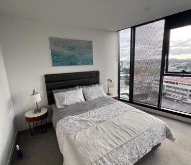 Fortitude Valley Apartment | Entire flat w infinity pool and 5m walk to Fort Valley station