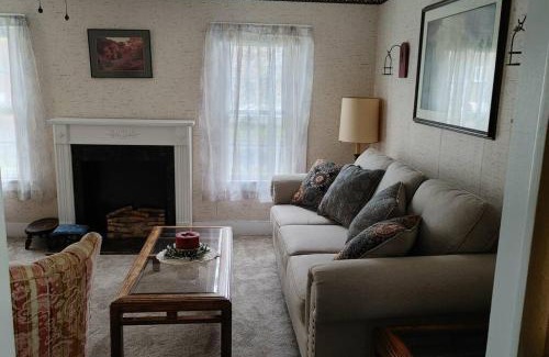 Canandaigua Apartment | Entire Home - 4 Bedroom - Canandaigua - Steps Off Downtown - Walking distance to Restaurants, Shops, Breweries & Pubs