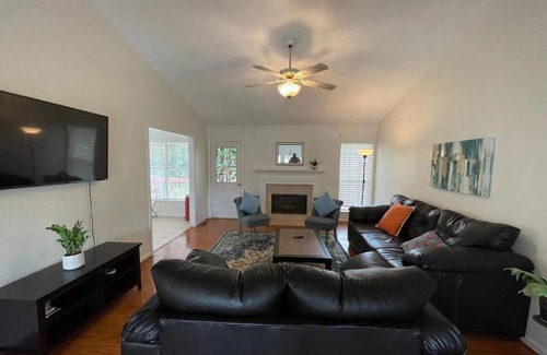 Norcross House | ENTIRE HOME Cozy Quiet 5B Single Family House 1King bed and Yard! 1050