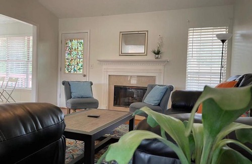 Norcross House | ENTIRE HOME Cozy Quiet 5B Single Family House 1King bed and Yard! 1050