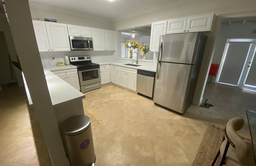 Biscayne Park Hotel | Entire Home in Biscayne Park