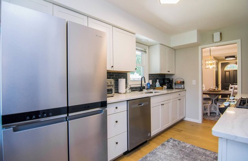 Richfield House | Entire Home in Minneapolis by Airport & Mall of America!