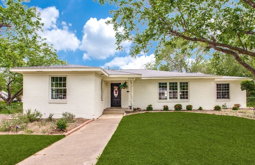 Haltom City House | Entire Home, Patio+Fire Pit! Ideal for Long Stays!