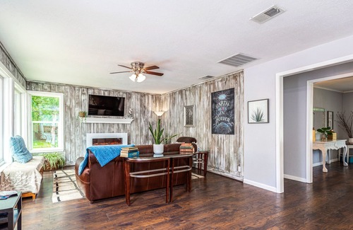 Haltom City House | Entire Home, Patio+Fire Pit! Ideal for Long Stays!
