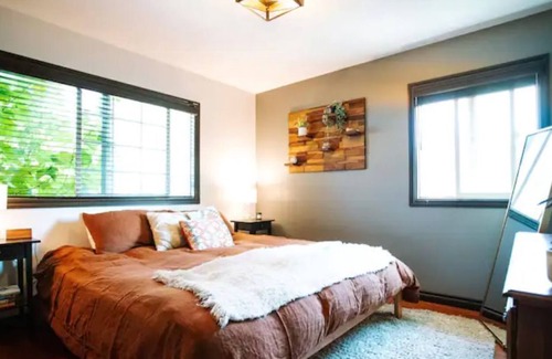 Mill Park House | Entire home, quiet neighborhood, large yard