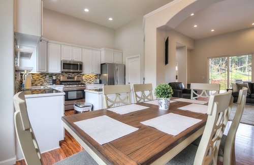 Mendenhall Valley House | Entire home w/hot tub! Near glacier, skiing, and more
