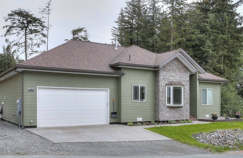 Mendenhall Valley House | Entire home w/hot tub! Near glacier, skiing, and more