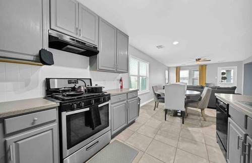 Houston House | Entire Home w/King Bed, Pool table, 65 in smart TV, Jacuzzi bath