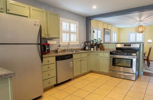 Rosewood House | Entire Home w/View in East ATX - Patio - Parking