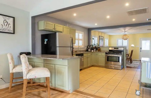 Rosewood House | Entire Home w/View in East ATX - Patio - Parking
