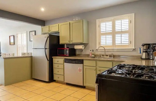 Rosewood House | Entire Home w/View in East ATX - Patio - Parking