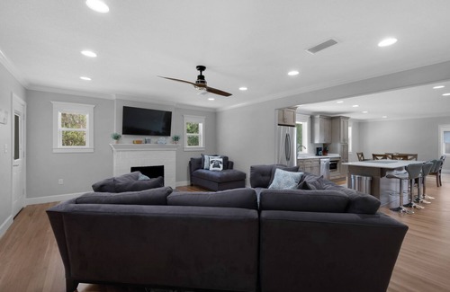Navarre Cottage | Entire Home! Waterfront Retreat, Private Dock, 3 Acres, 10 min. to beach!
