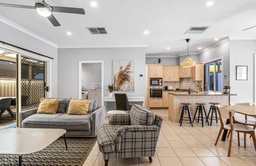 South Brighton House | Entire House 3BR 2BTH I 2 Courtyards I Wifi