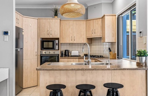 South Brighton House | Entire House 3BR 2BTH I 2 Courtyards I Wifi