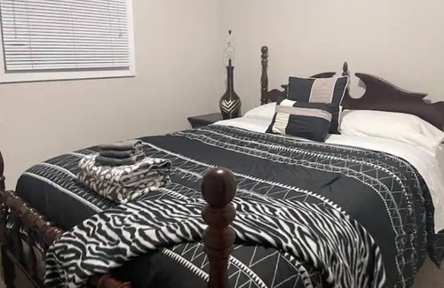 Oxford House | Entire House 4 Bedroom 2 Bath Near Miami U Stadium