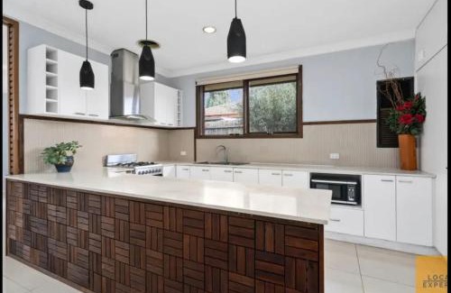 Melton House | Entire House close to Supermarket gym Restaurants