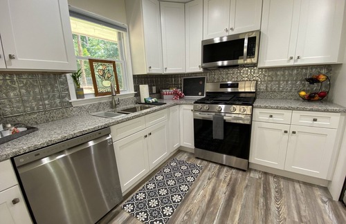 Tucker House | Entire house- Cozy escape in the Heart of Tucker