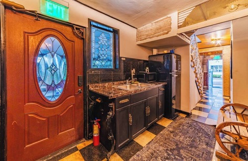 Midtown Cottage | Entire House Five Vintage-Style Theme Rooms