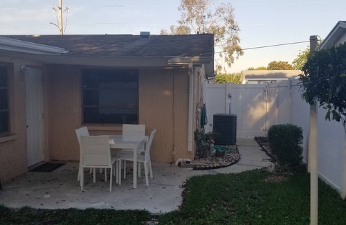 The Lakes House | Entire house. Green Park Beach 7 miles. Private backyard with BBQ