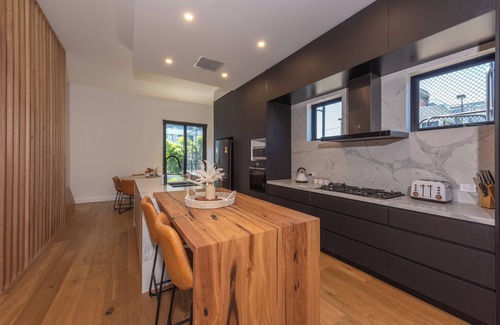 Port Melbourne Apartment | Entire House in Port Melbourne w/Parking & Pool