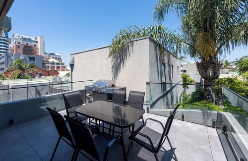 Port Melbourne Apartment | Entire House in Port Melbourne w/Parking & Pool