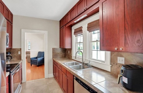 Fairfax House | Entire house in Avondale, walking distance to shops