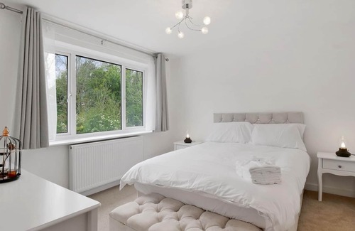 London Borough of Bromley House | Entire House - Large 3 Bedroom House with Garden - Orpington