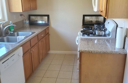 Sacramento House | Entire house near Airport/Capitol/D-town/CaI-Expo
