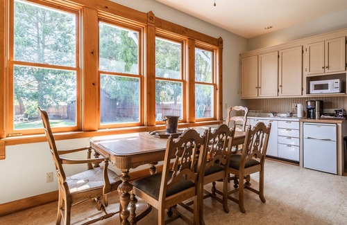 Bishop House | Entire Luxury 3 bedroom Victorian Home ready for your Sierra Vacation