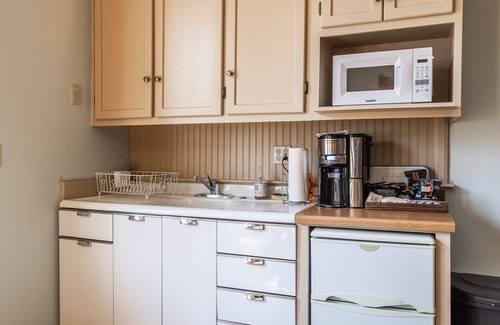 Bishop House | Entire Luxury 3 bedroom Victorian Home ready for your Sierra Vacation